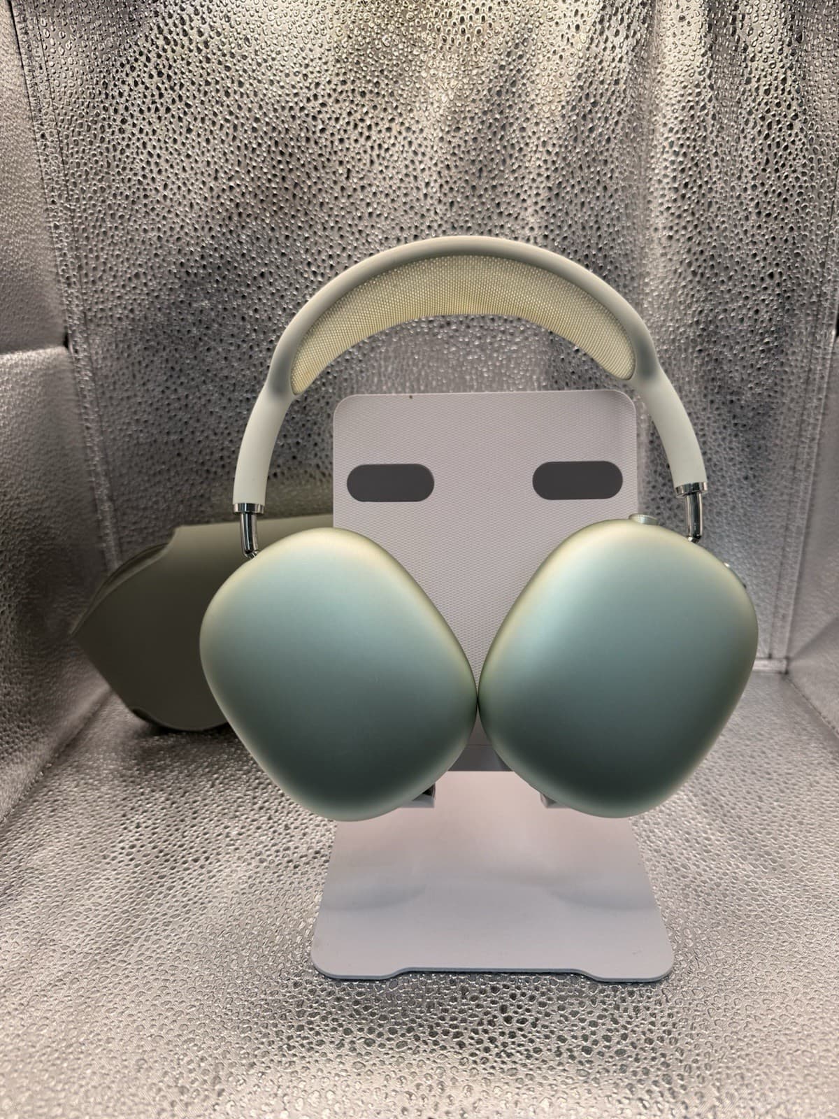 AirPod Max Green Including Smart Case And Charger Wire,Tested AA Grade Condition, grade Good